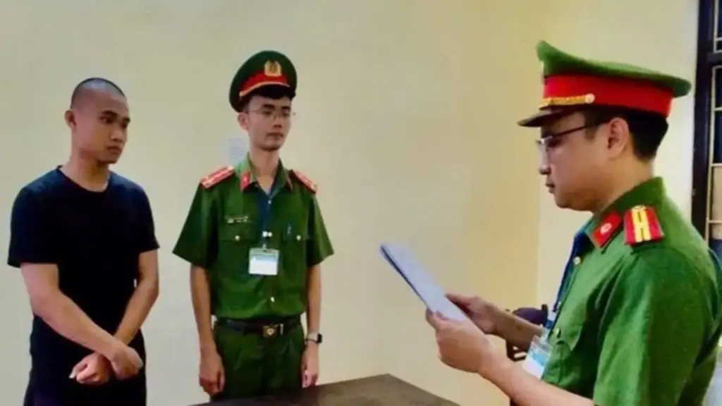 "Hô biến" hóa chất thành sữa tắm, dầu gội giả thương hiệu nổi tiếng, cặp đôi cầm đầu bị khởi tố