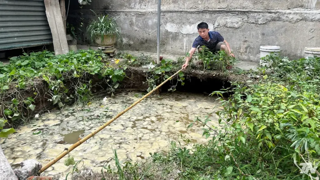 Hố sâu 4 m xuất hiện sát móng nhà dân ở Thái Nguyên