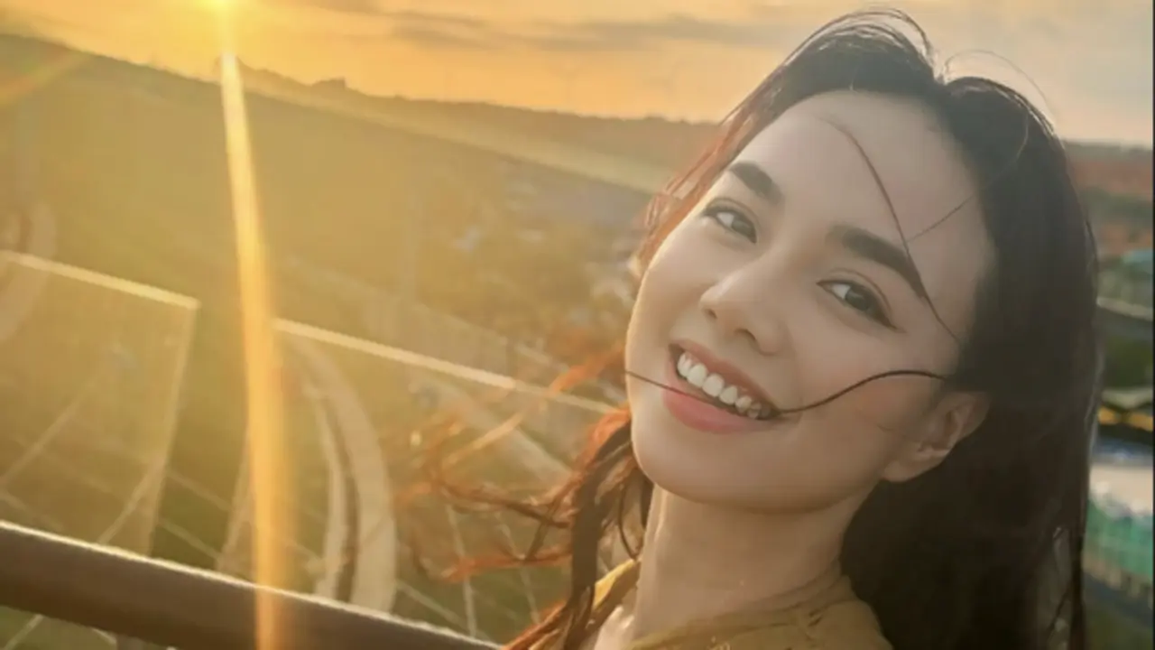 Hoa khôi Tây Đô từng là thủ khoa Báo chí, cuộc sống tuổi 42 đáng ngưỡng mộ