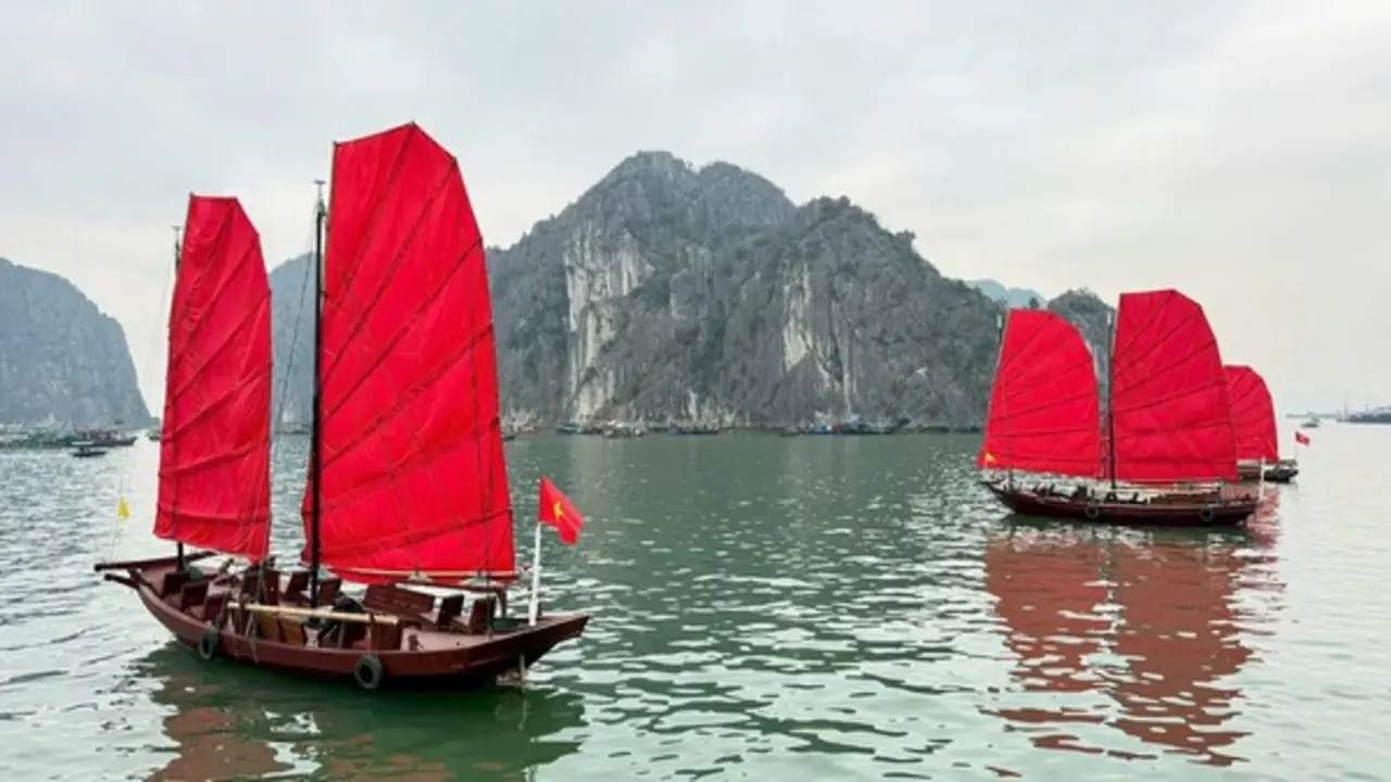 Hồi sinh thuyền buồm ba vách trên vịnh Hạ Long