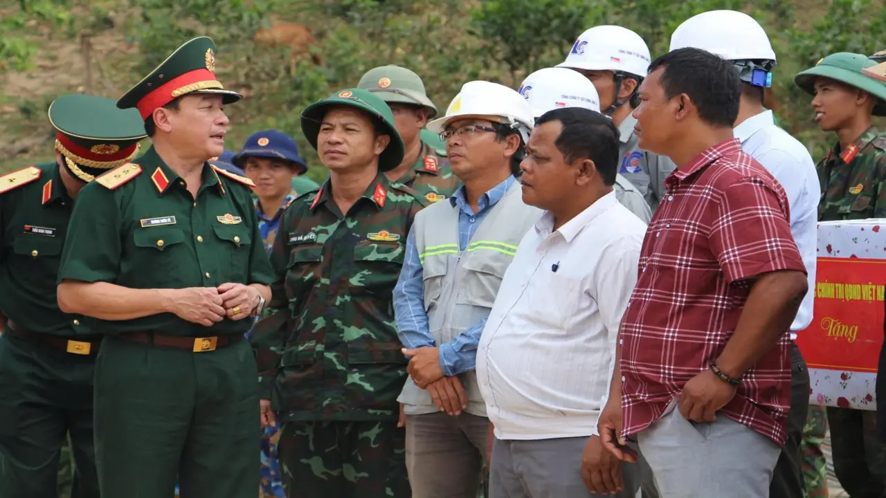 Hơn 1.000 bộ đội đang bám biên giới xây trường nội trú