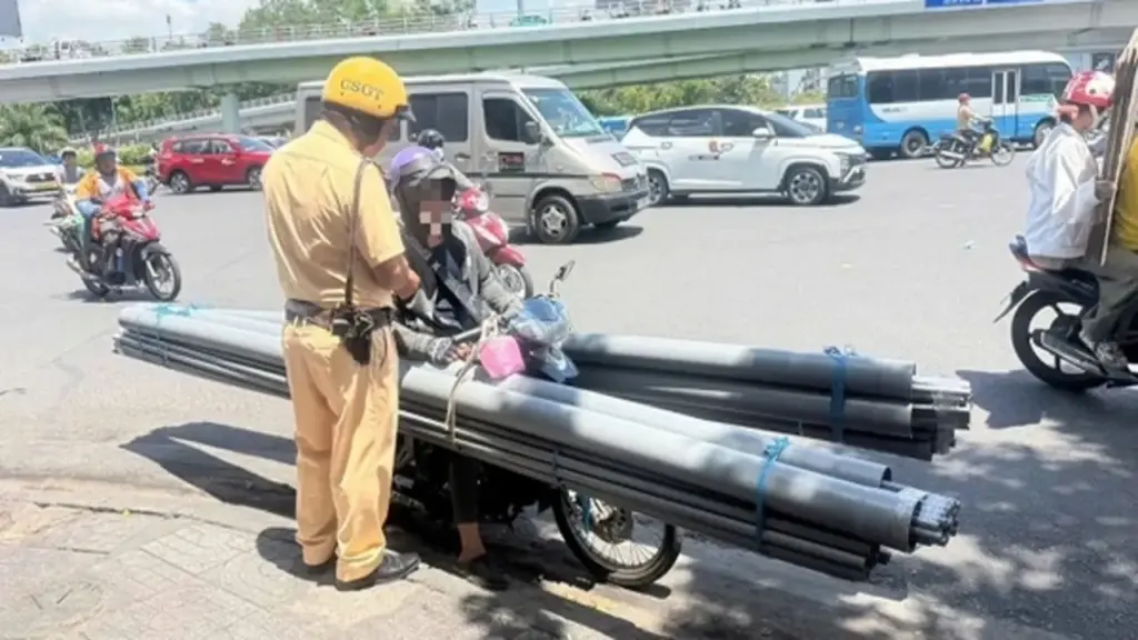 'Hung thần' chở tôn, sắt thép lộng hành trên đường: CSGT TP.HCM ra quân xử lý