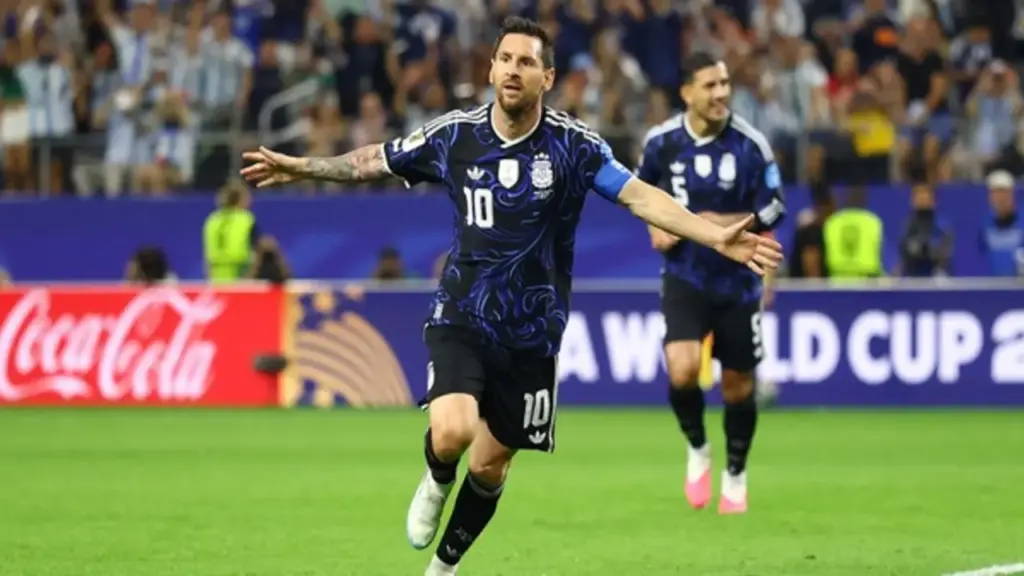 Ibrahimovic lý giải vì sao bàn thắng mới nhất của Messi khiến mọi người hạnh phúc