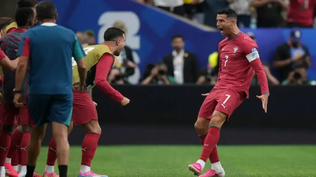 Ibrahimovic: 'Ronaldo cứ làm như vừa trở về từ hành tinh khác'