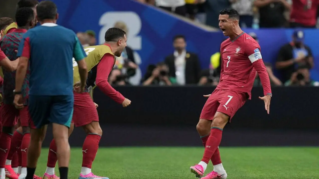 Ibrahimovic: 'Ronaldo cứ làm như vừa trở về từ hành tinh khác'