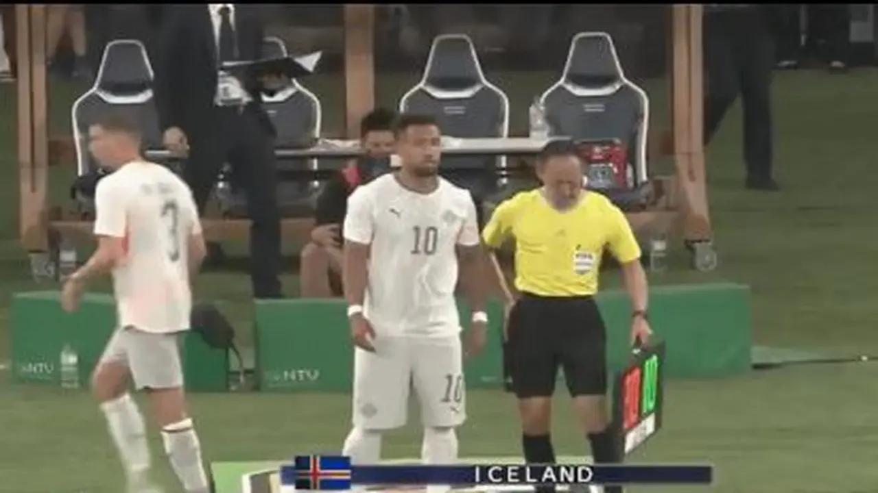 Iceland thua đau trước Nhật Bản vì... luật thay người trong 10 giây