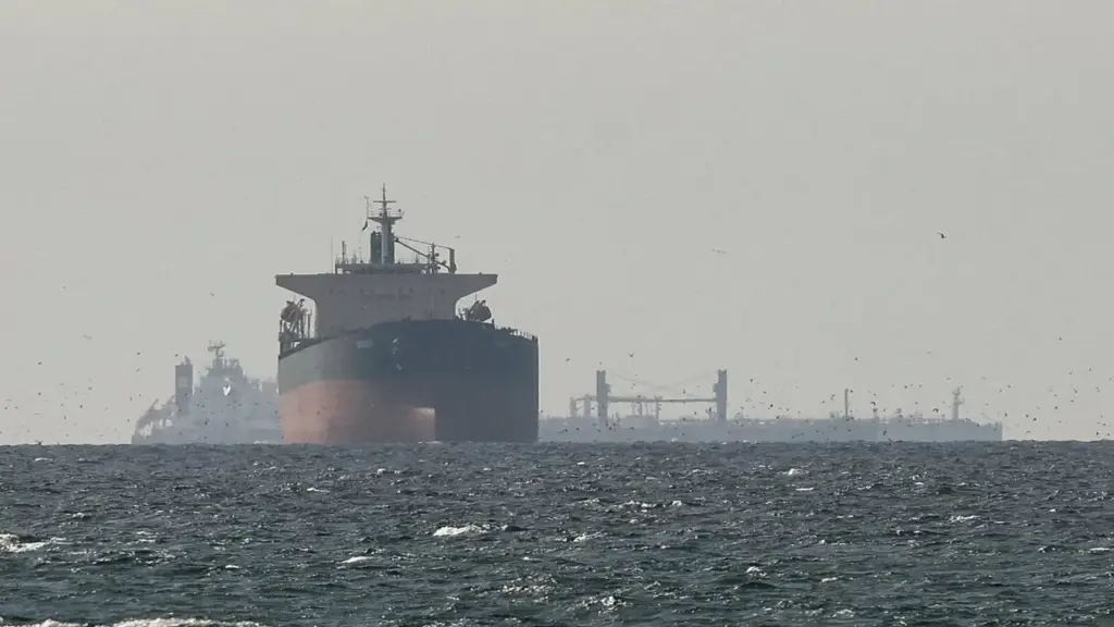 Iran tuyên bố sẽ 'một mình kiểm soát' Hormuz trong 30 ngày