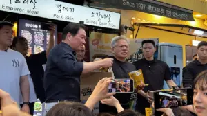 Jensen Huang thưởng thức thịt nướng ở Hàn Quốc, phát đồ ăn vặt cho người dân