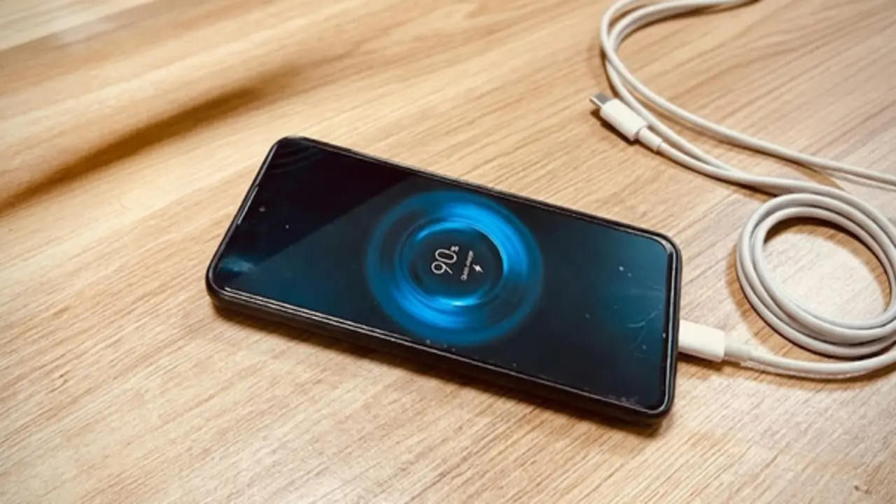 Kết quả bất ngờ sau khi thử nghiệm sạc nhanh điện thoại Android liên tục 6 tháng