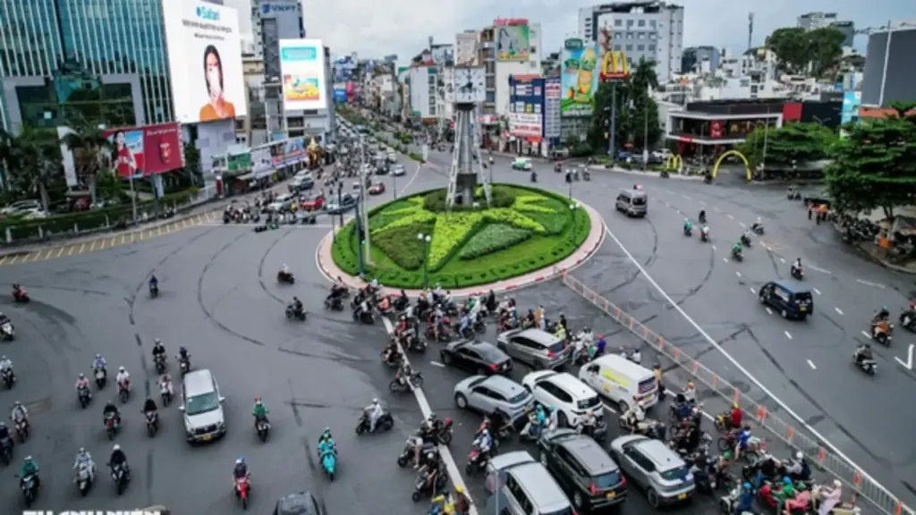Kẹt xe ở TP.HCM: Vì sao mở rộng đường vẫn chưa đủ?