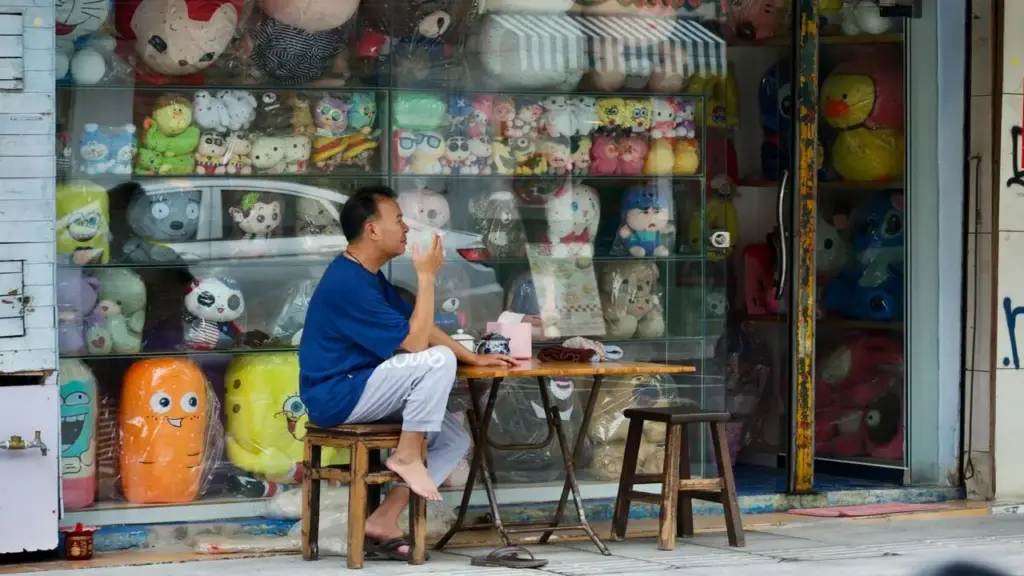 Khách ghé cửa hàng tôi đắn đo nhiều rồi không mua nữa