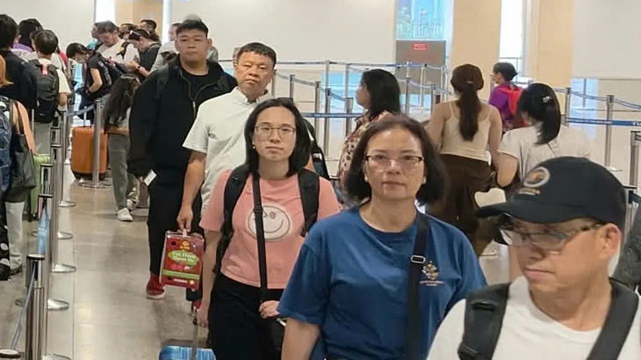 Khách qua Tân Sơn Nhất mùa du lịch hè gần bằng cao điểm Tết