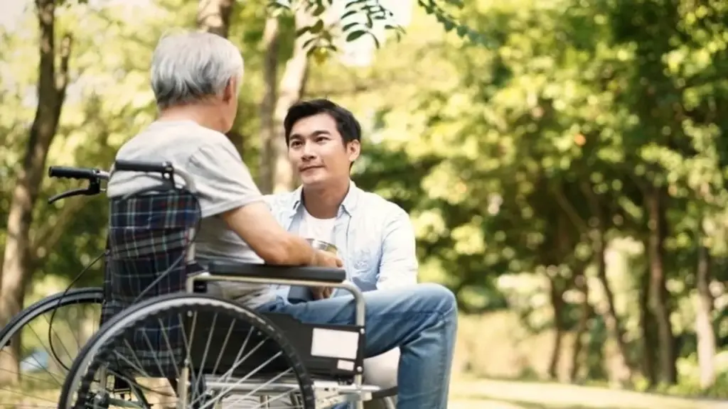 'Khánh kiệt sau khi về nước chăm cha già bị Alzheimer giai đoạn cuối'