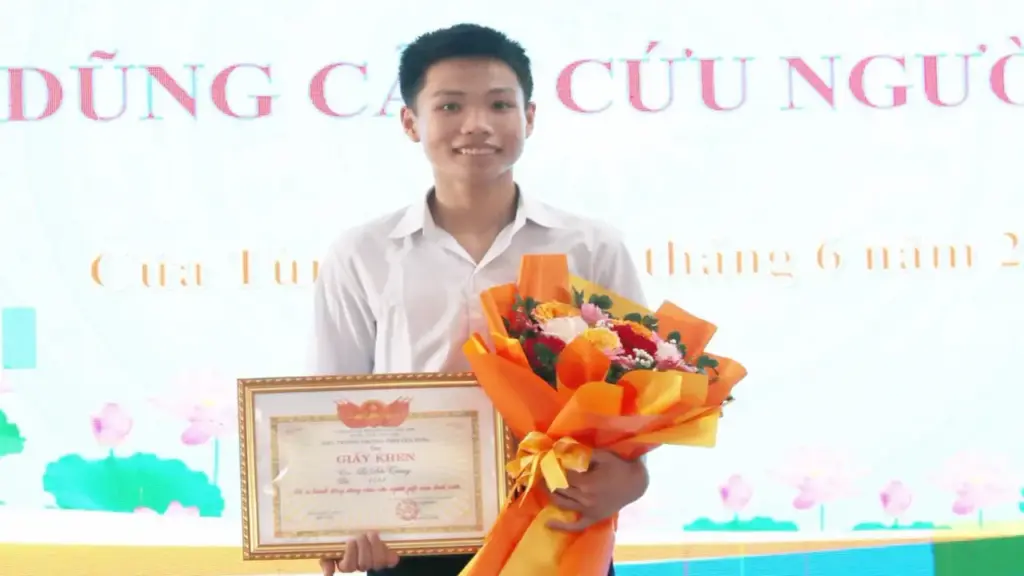 Khen thưởng nam sinh lớp 12 dũng cảm lao ra biển cứu bé gái bị sóng cuốn xa 100m