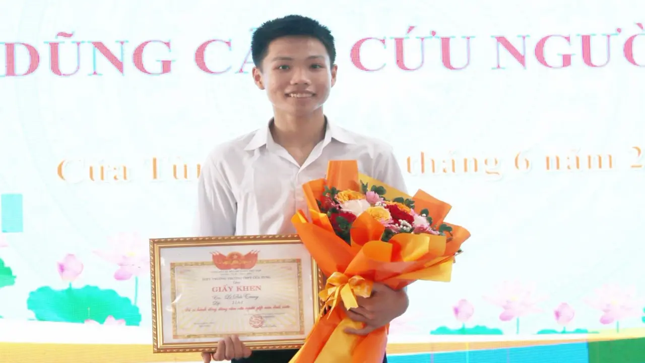 Khen thưởng nam sinh lớp 12 dũng cảm lao ra biển cứu bé gái bị sóng cuốn xa 100m