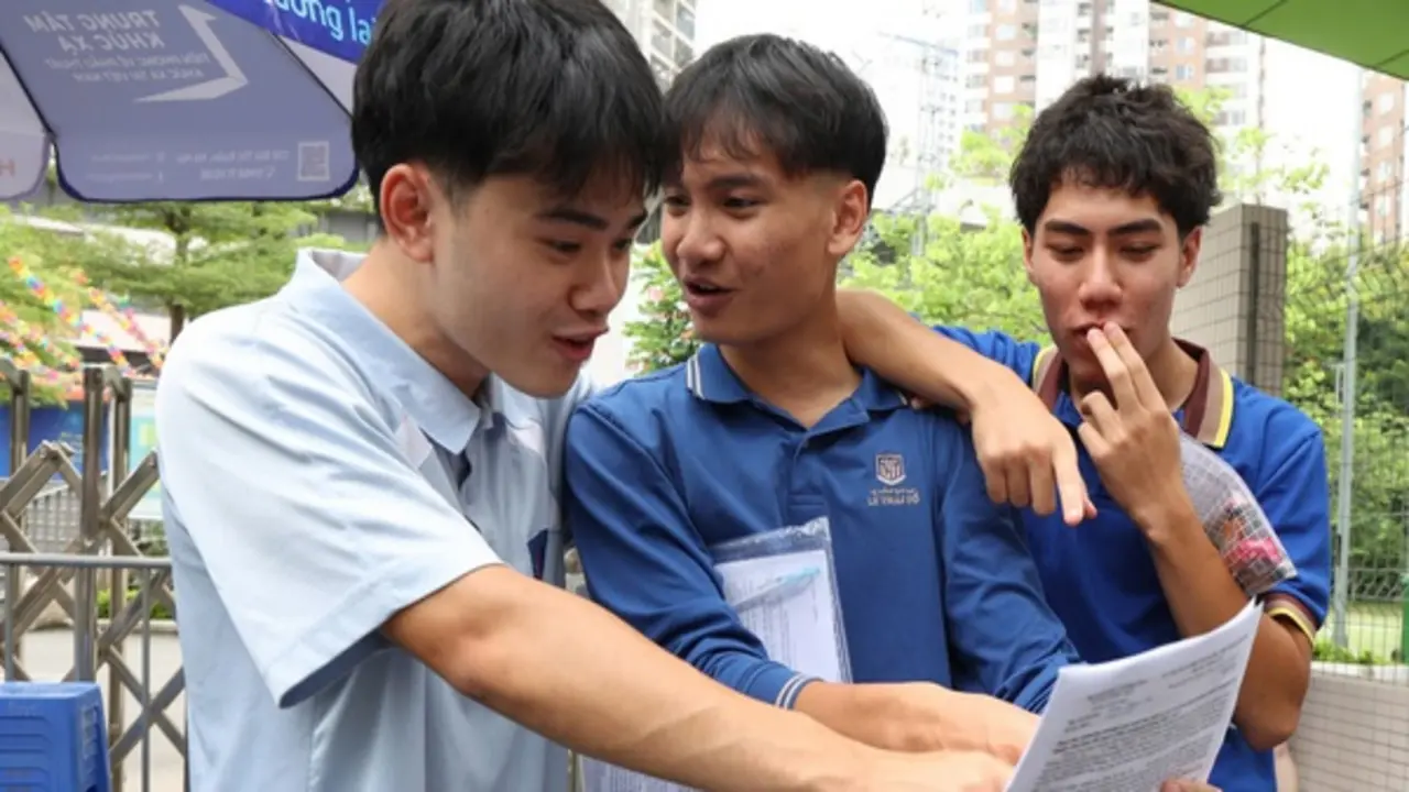 Khép lại kỳ thi tốt nghiệp THPT, thí sinh Hà Nội tự tin khi đề "dễ thở"