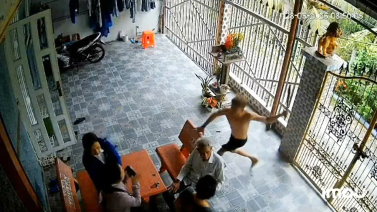 Khóa cửa nhốt nữ thẩm phán, thư ký tòa rồi dùng dao đe dọa