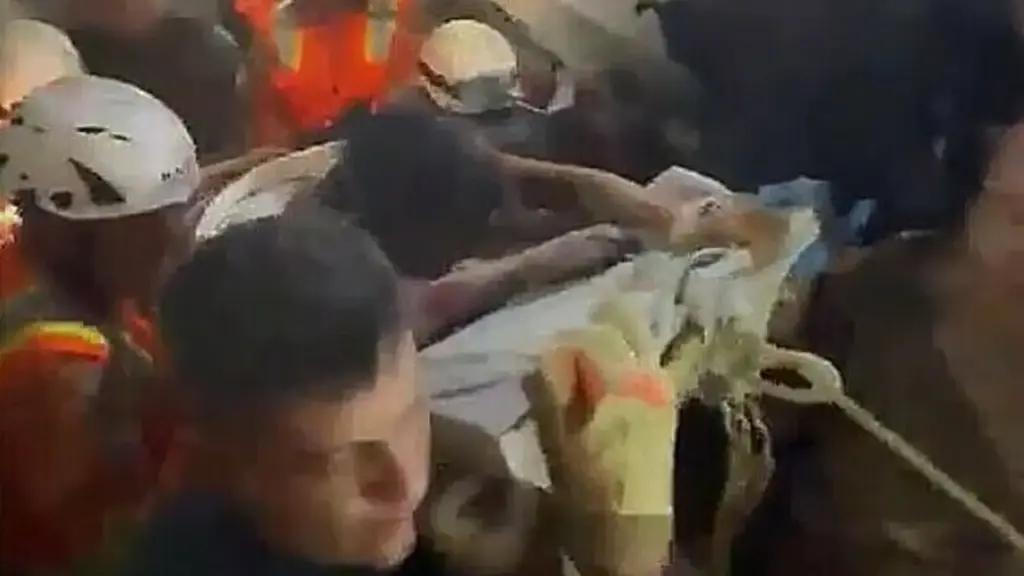 Khoảnh khắc giải cứu người phụ nữ mắc kẹt hai ngày trong động đất Venezuela