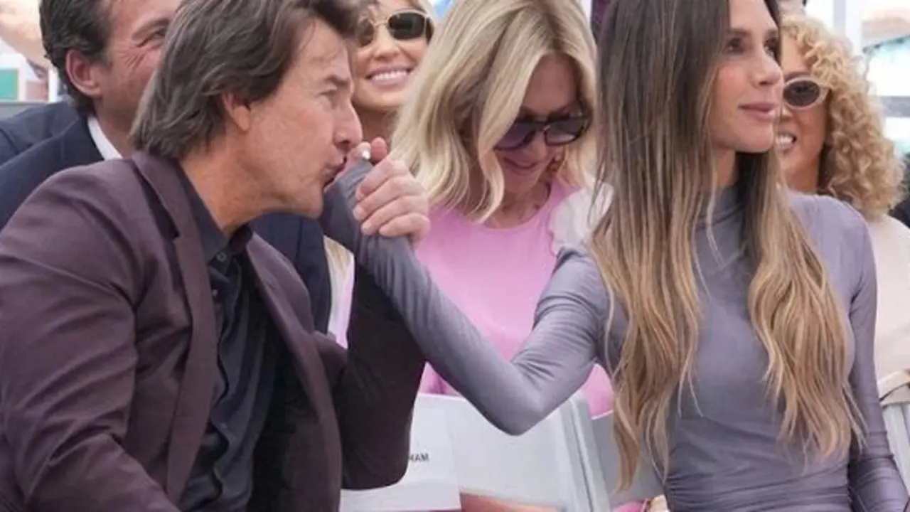 Khoảnh khắc Tom Cruise hôn tay vợ Beckham gây bàn tán