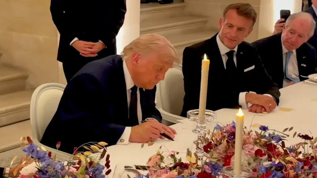 Khoảnh khắc Tổng thống Trump ký thỏa thuận với Iran