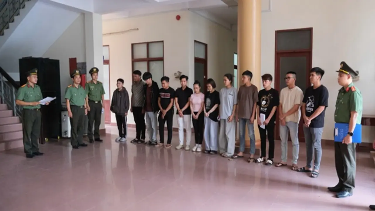 Khởi tố 12 bị can mua bán trái phép hơn 3.500 tài khoản ngân hàng