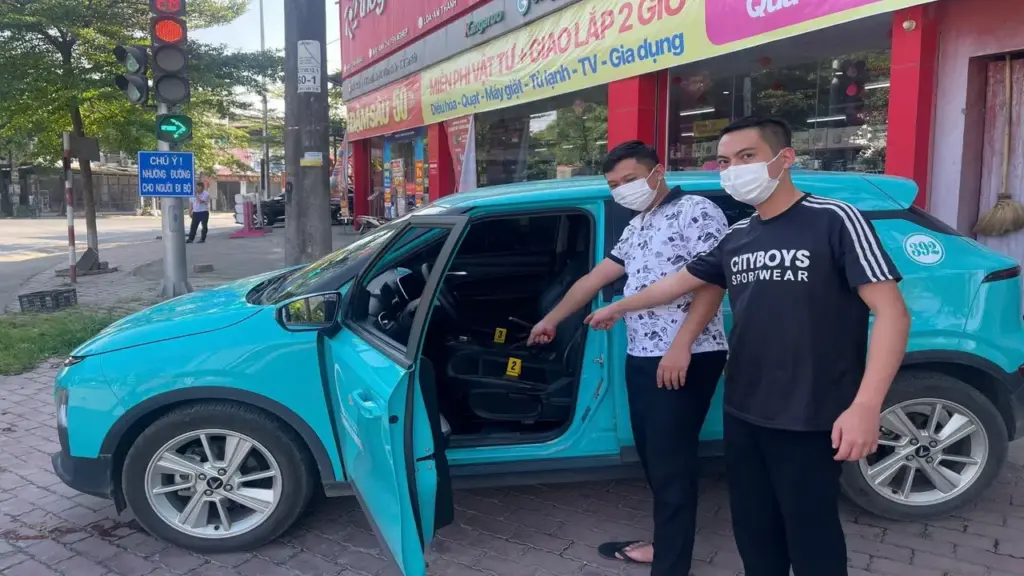 Khởi tố 2 đối tượng "mở tiệc" bay lắc trên xe taxi đang chạy