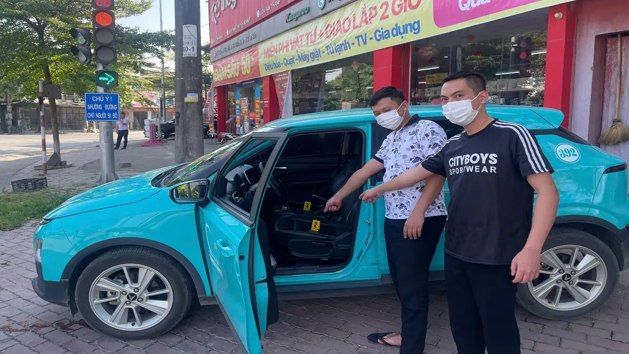 Khởi tố 2 đối tượng "mở tiệc" bay lắc trên xe taxi đang chạy