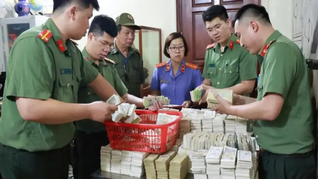 Khởi tố 3 bị can 'rút ruột' hàng tỉ đồng công đức tại đền Kỳ Cùng