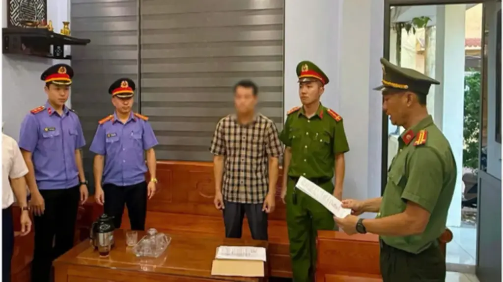 Khởi tố, bắt tạm giam Hiệu trưởng trường tiểu học sau 2 tháng bị đình chỉ công tác