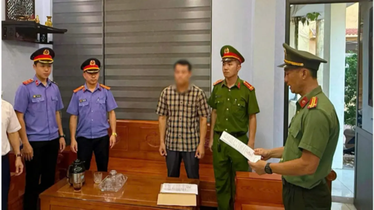 Khởi tố, bắt tạm giam Hiệu trưởng trường tiểu học sau 2 tháng bị đình chỉ công tác