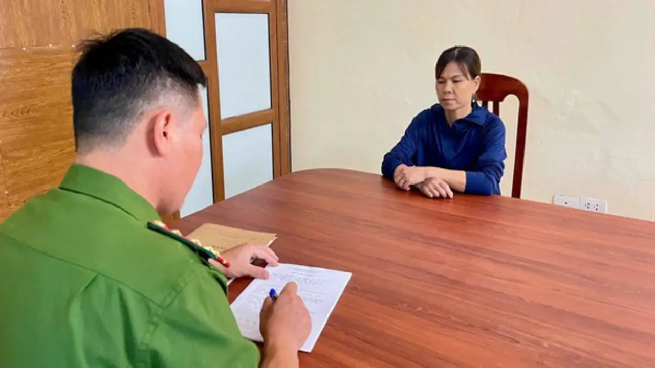 Khởi tố chủ sạp hải sản dùng vòi xịt rửa xe tấn công người bán rau