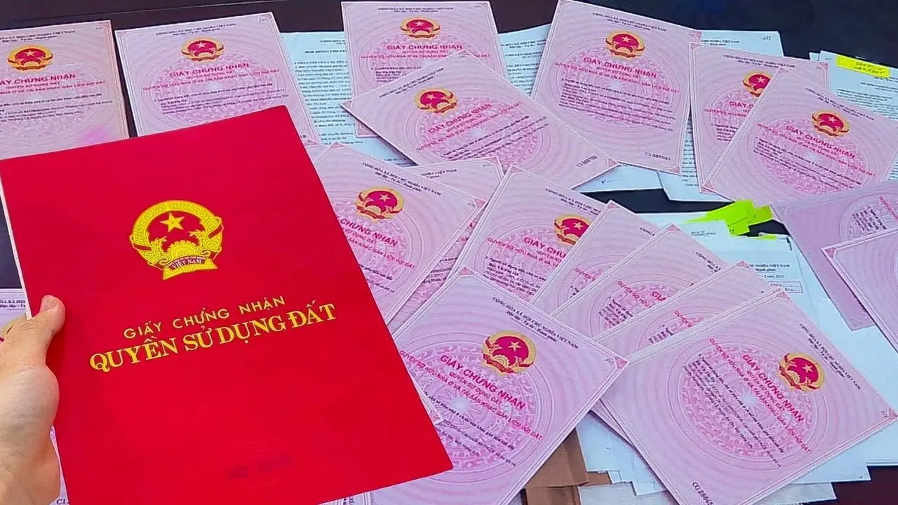 Khởi tố cựu cán bộ ngân hàng chiếm đoạt nhiều sổ đỏ của khách hàng