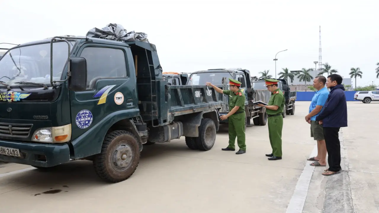 Khởi tố hai người đàn ông đổ hơn 177 tấn chất thải ra môi trường ở Ninh Bình