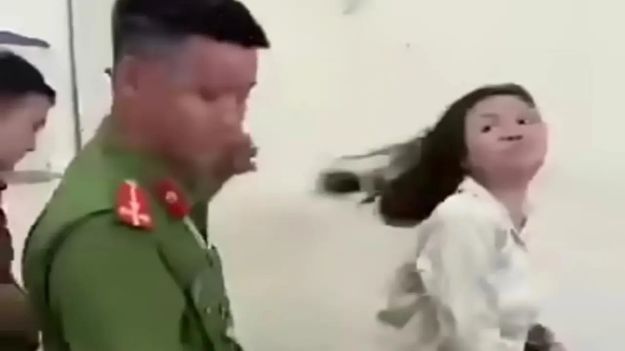 Khởi tố người phụ nữ liên tiếp tát, đạp, đánh công an ở Thái Nguyên