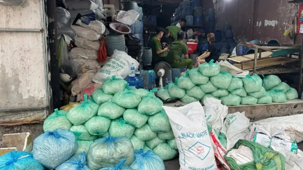 Khởi tố nhóm sản xuất hơn 1.000 tấn giá đỗ ngâm chất cấm, thu lợi bất chính 8 tỷ đồng