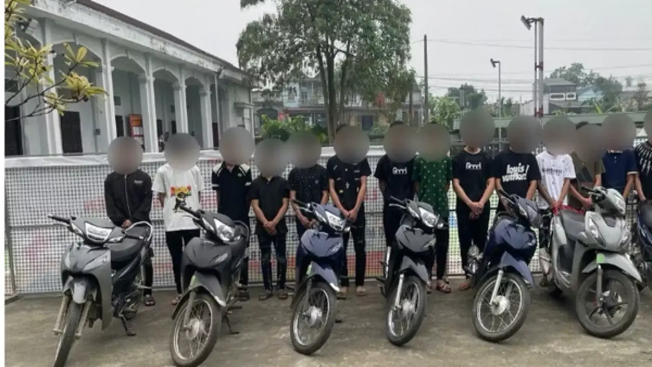 Khởi tố nhóm thanh thiếu niên mang dao, kiếm phóng xe náo loạn, truy sát người dân giữa đêm