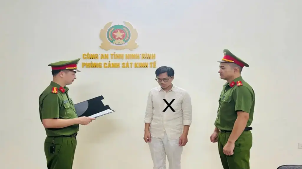 Khởi tố ông chủ cửa hàng bán giày, dép giả