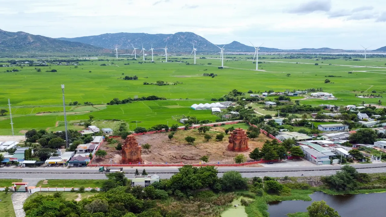 Kiến nghị đổi hướng tuyến đường sắt tốc độ cao Bắc - Nam để tránh tháp cổ