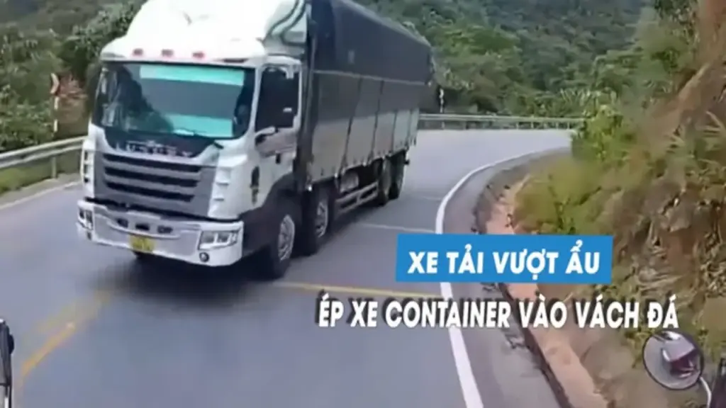 Kinh hoàng xe container suýt lao vào vách núi vì xe tải vượt ẩu