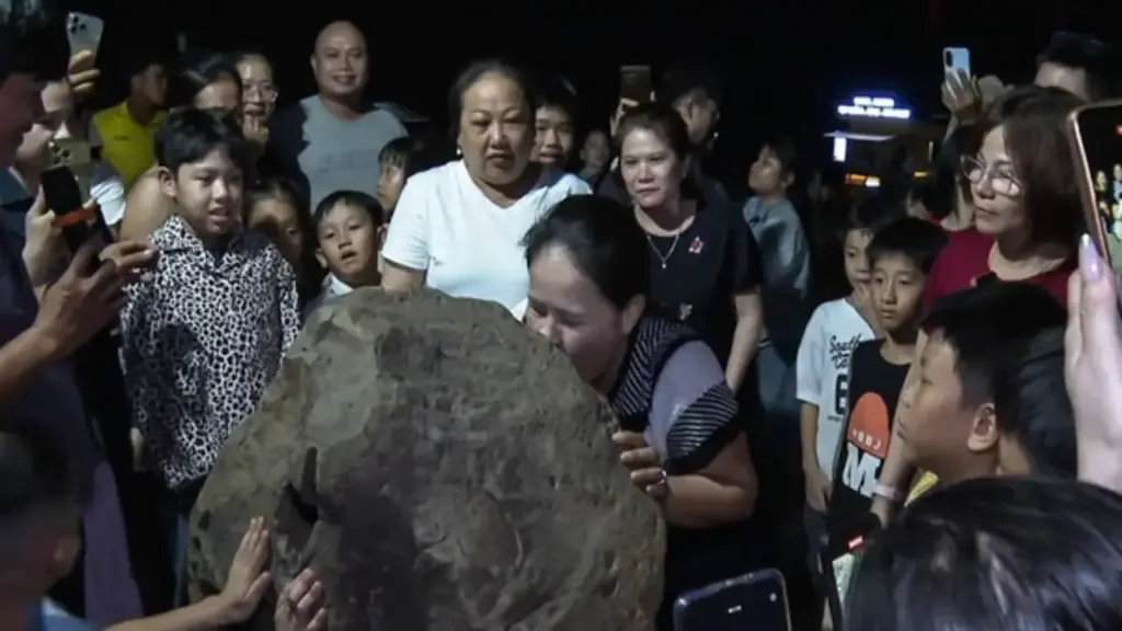 Kỳ lạ hòn đá 300 kg ở Quảng Ngãi: Thổi vào lỗ nhỏ, phát tiếng tù và