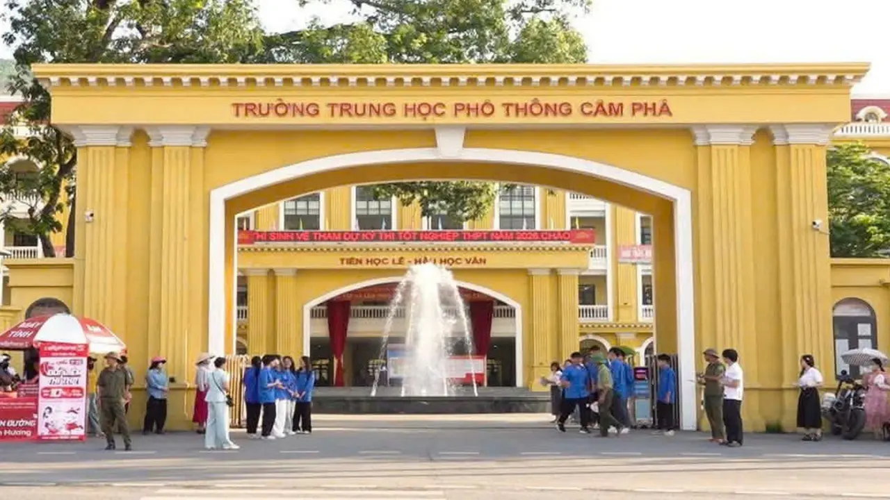 Kỷ luật 3 người liên quan phản ánh giám thị yêu cầu thí sinh cho bạn xem bài thi tốt nghiệp THPT
