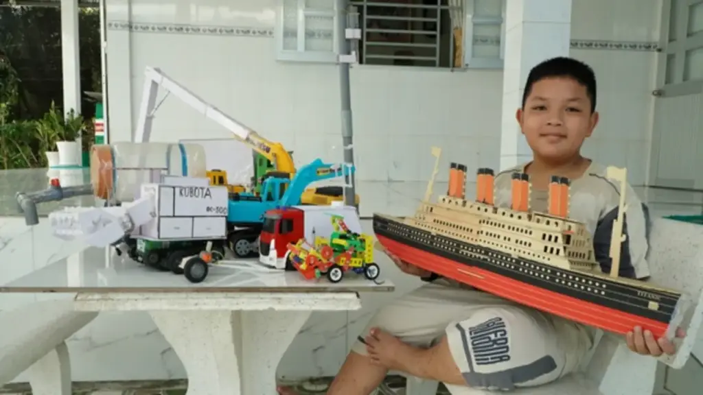 'Kỹ sư nhí' tái chế đồ chơi cũ thành những phiên bản độc đáo