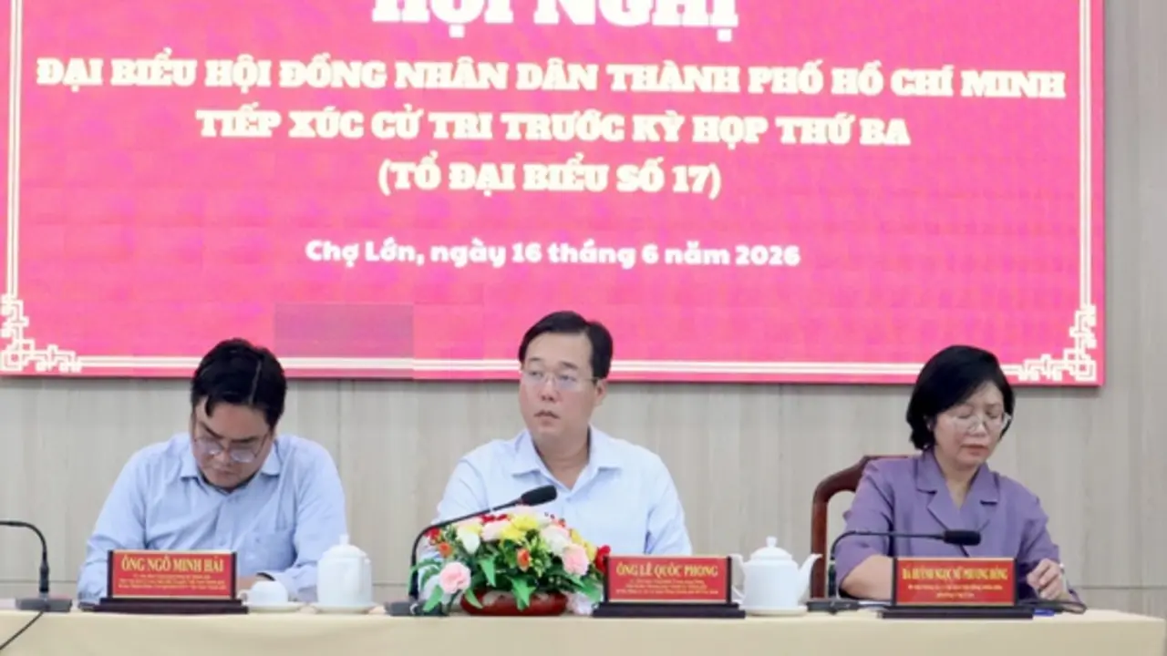 Lấn chiếm vỉa hè giảm rõ rệt, nhưng cử tri TP.HCM lo khó giữ lâu dài