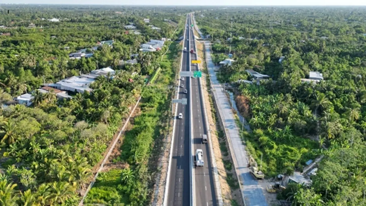 Lăng kính bạn đọc: Chọn cao tốc trên cao cho ĐBSCL