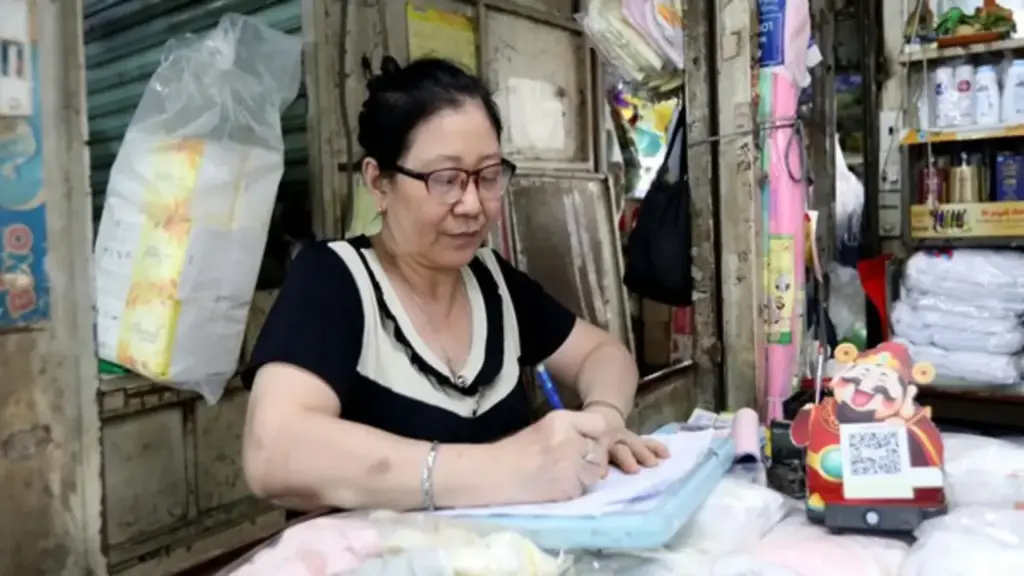 Lăng kính bạn đọc: Đã in hóa đơn, sao còn viết tay?