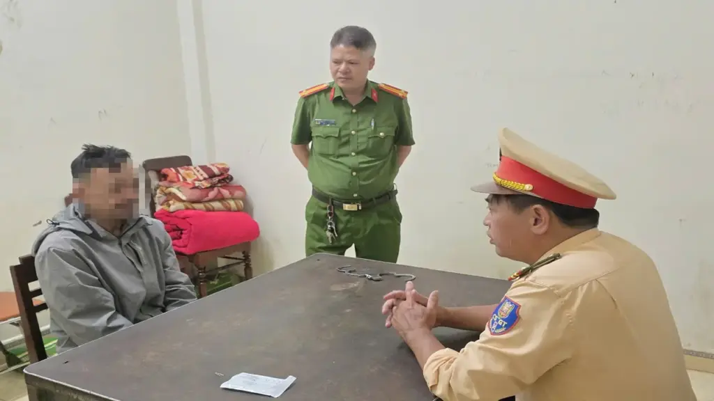 Lạng lách xe máy, chặn đầu ô tô rồi thách thức "biết bố tao là ai không"