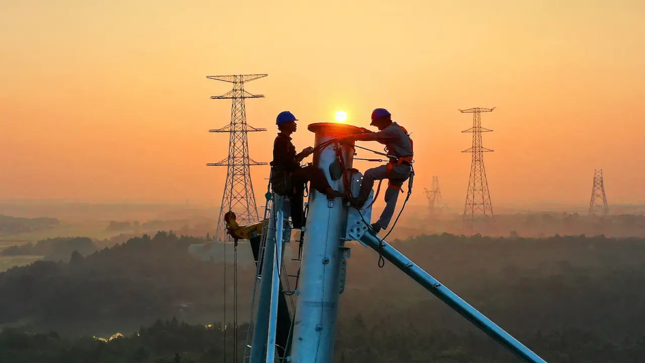 Lãnh đạo công nghệ Mỹ lo thua Trung Quốc về điện cho AI