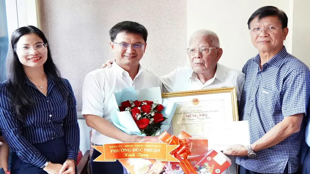 Lãnh đạo UBND TP.HCM thăm, chúc thọ nhiều cụ cao niên tròn 90 tuổi