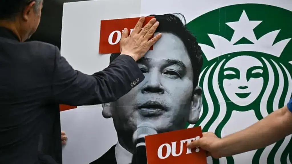 Lãnh đạo và nhân viên Starbucks Hàn Quốc phải học lại lịch sử