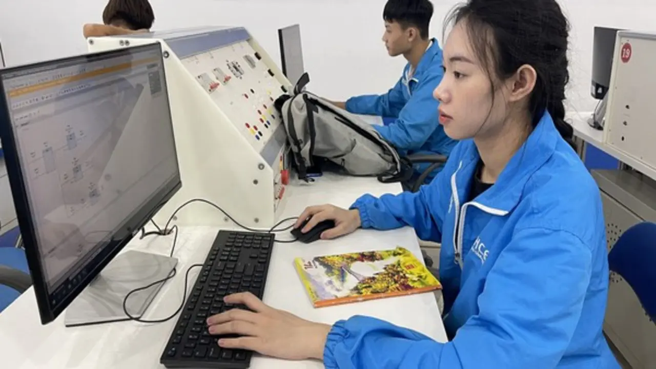 Liên thông từ ĐH về CĐ, trung cấp: Đáp ứng nhu cầu học tập trong bối cảnh mới